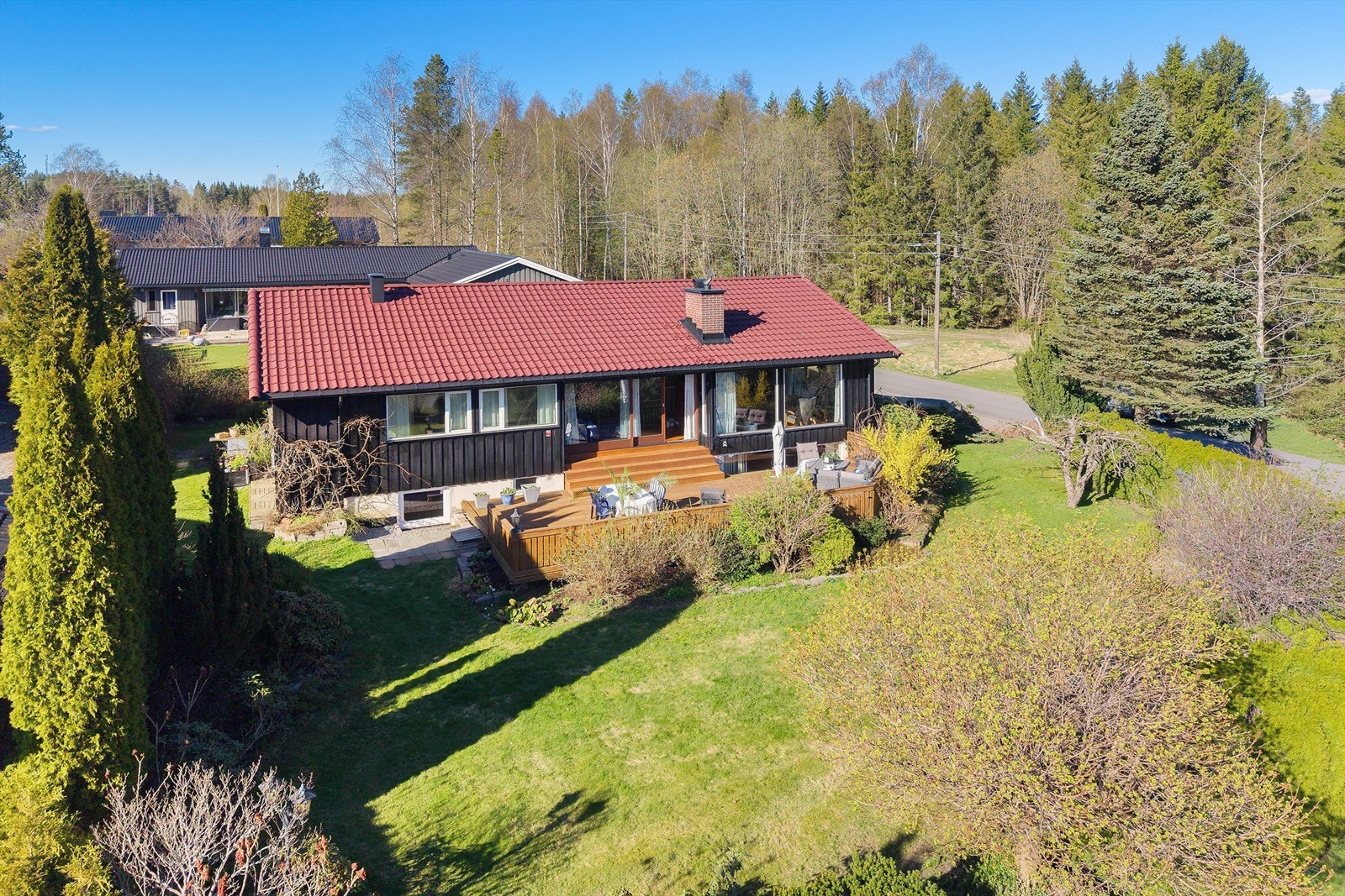 Den store terrassen på 50 m² har direkte utgang fra stuen og blir en naturlig forlengelse av boligen på sommerstid. Tomten er på hele 884 m². Galleribilde