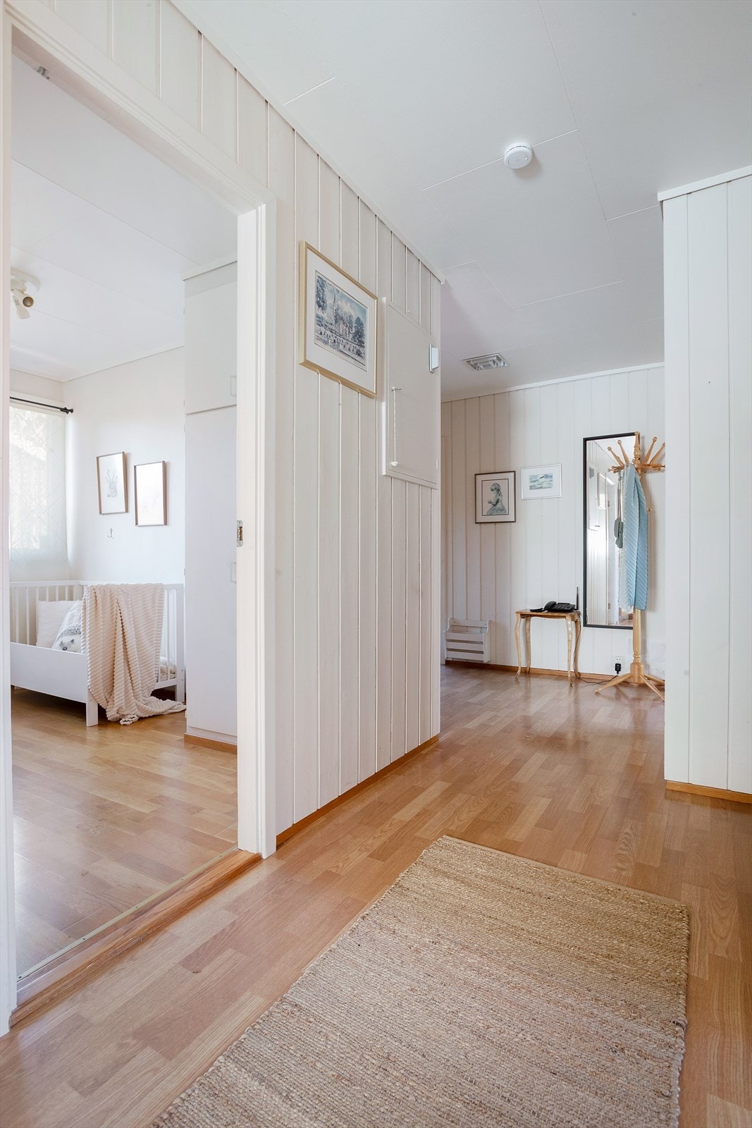 Gangen binder sammen soverommene og badet i første etasje. Galleribilde