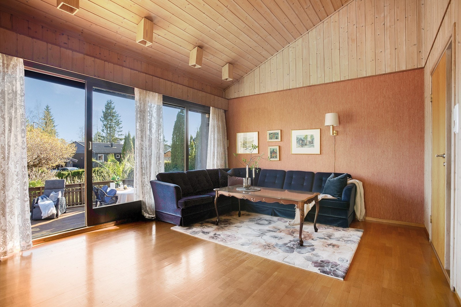 Stuen har god plass til hyggelig sofakrok. Det er montert utvendige screens på vinduer og terrassedører mot syd og øst. Galleribilde