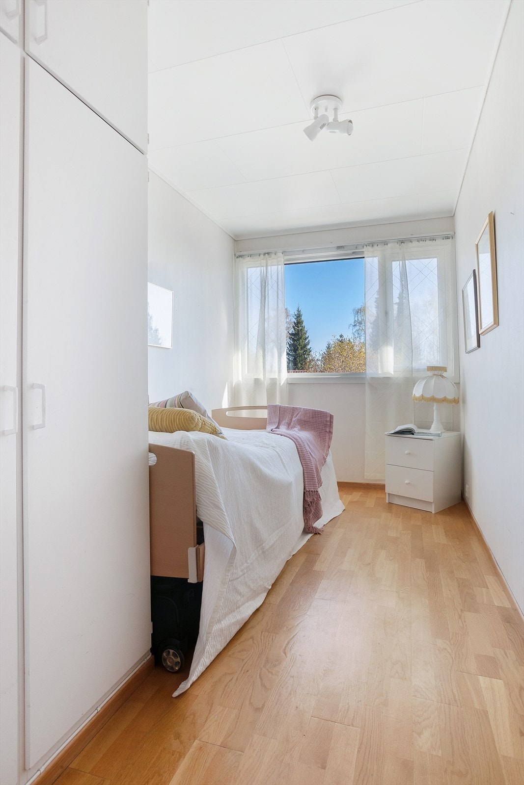 Det fjerde soverommet i etasjen, med vindu mot hagen. Galleribilde