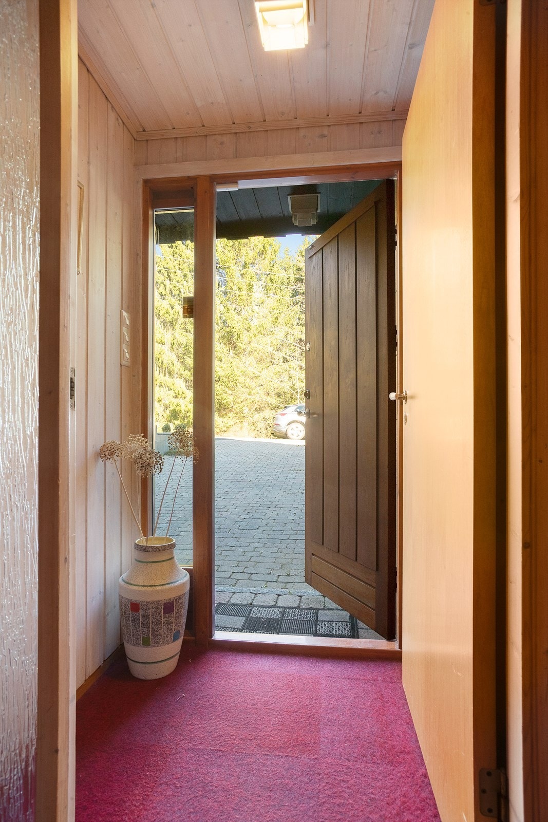 Det er to innganger til underetasjen, som har et totalt bruksareal på 113 m². Galleribilde