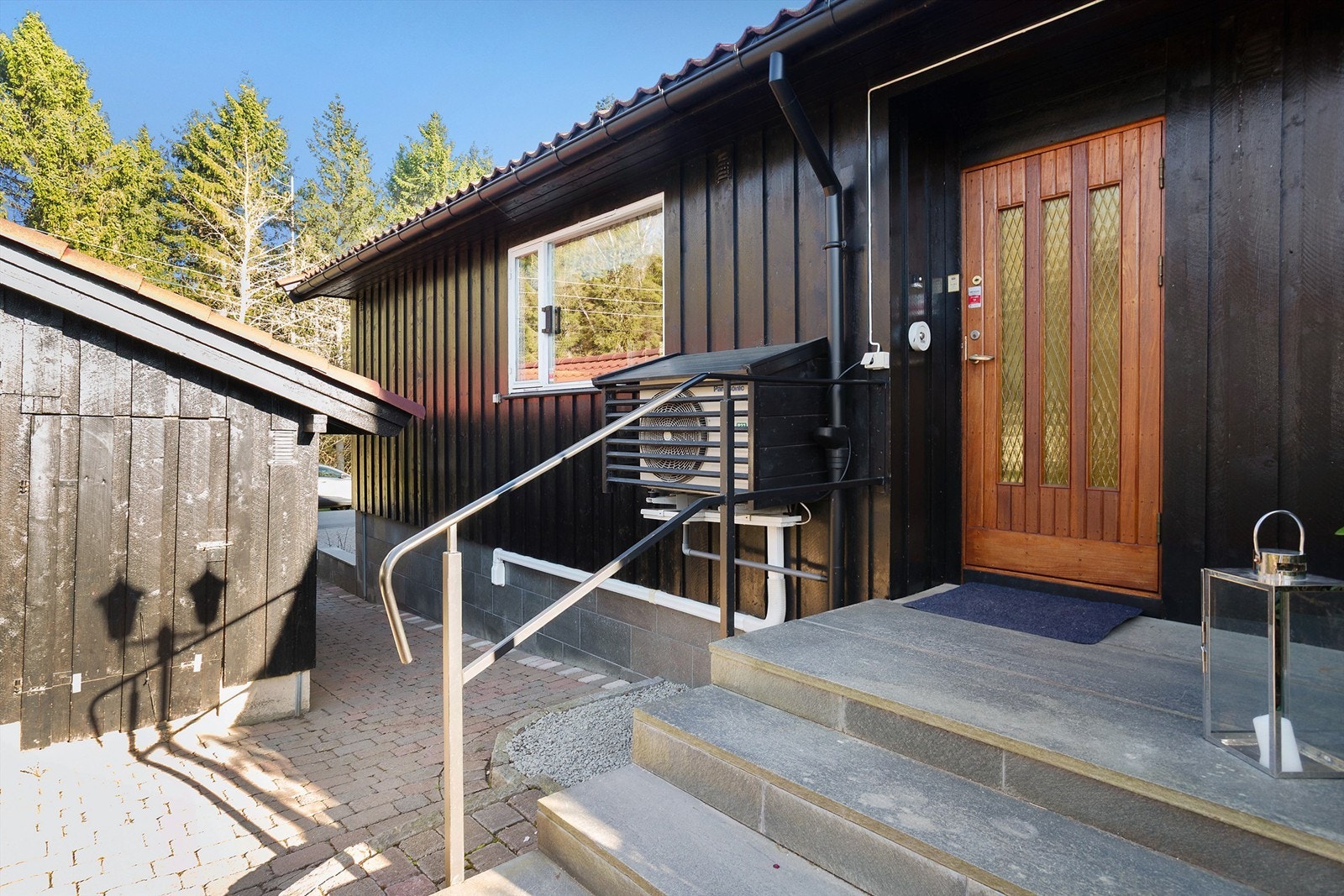 Hovedinngangen har en utvendig trapp i betong med skiferstein og varmekabel for trygg adkomst om vinteren. Galleribilde
