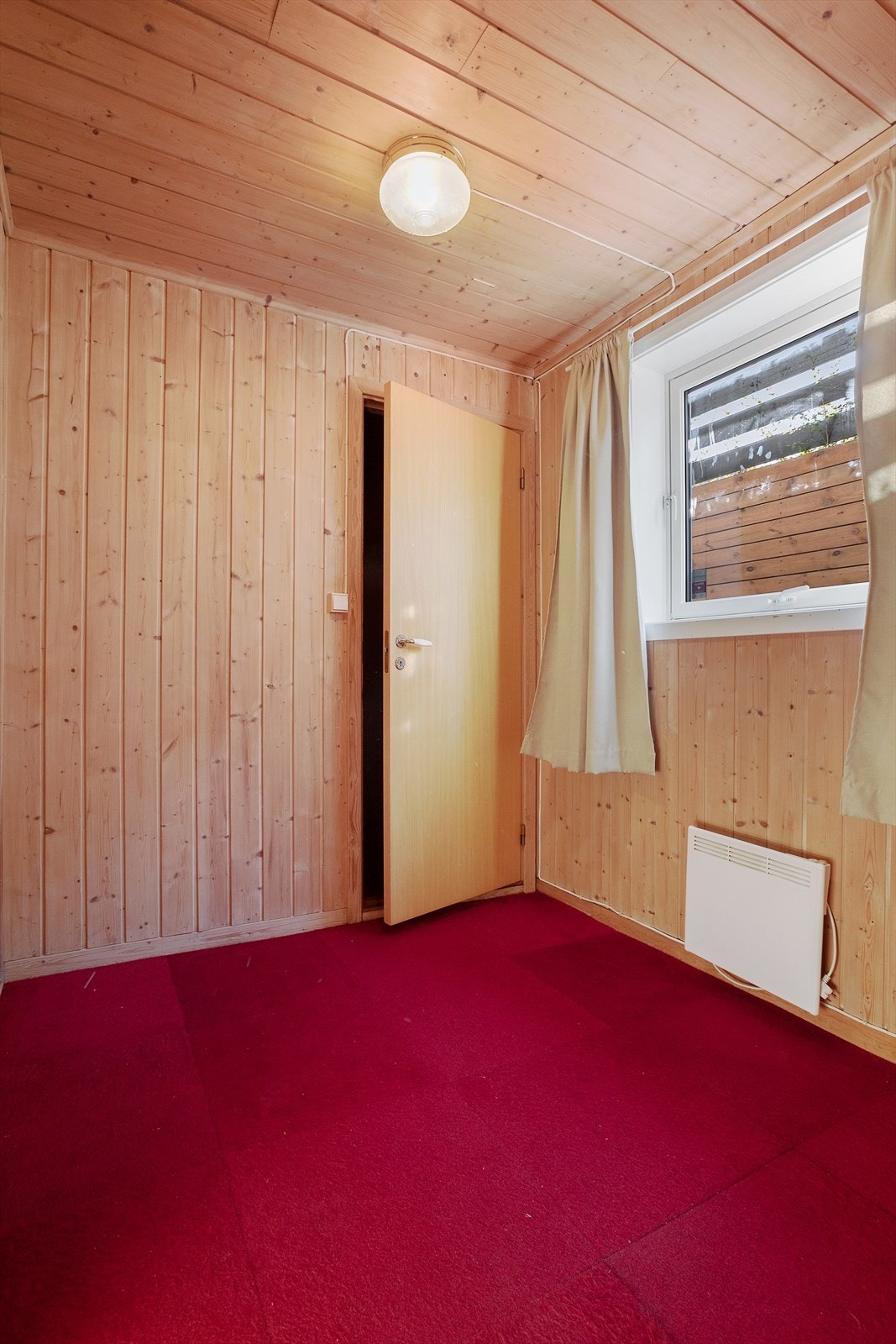 Rom nr. 2 benyttet som soverom, betegnet som sportsbod, (ikke bruksendret / ikke godkjent til varig opphold). Begge rom har panel på vegger og tak, og en takhøyde på ca. 2,28 meter. Galleribilde