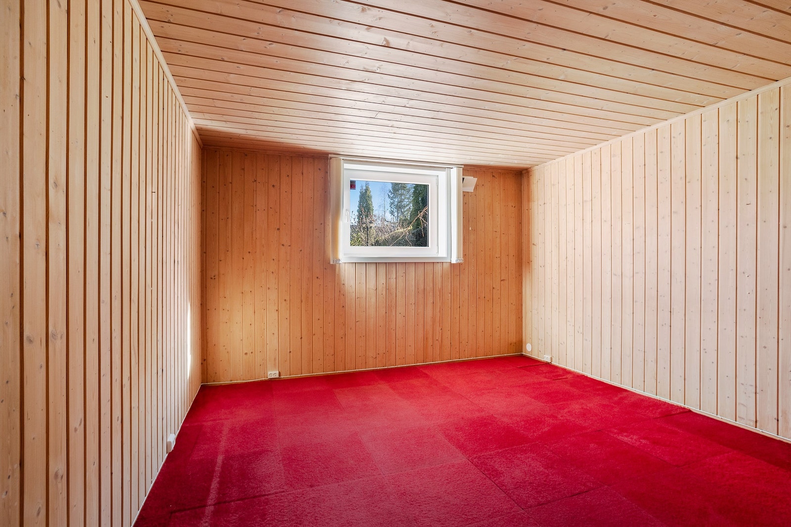 Rom i underetasjen, i dag benyttet som stue. Rommet er opprinnelig betegnet som hobbyrom og er ikke bruksendret hos kommunen, (ikke godkjent til varig opphold). Galleribilde