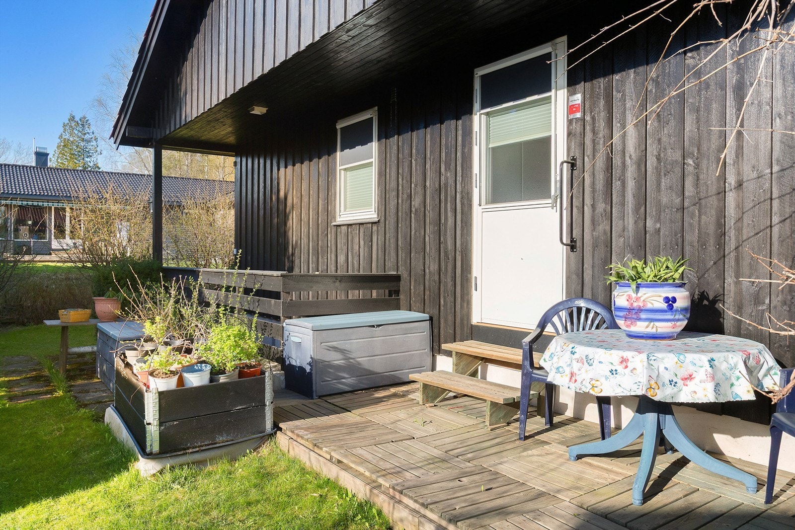 Markterrassen utenfor soverommet gir en ekstra uteplass med enkel tilgang til hagen. Galleribilde