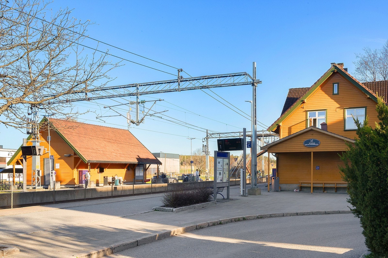 Ås stasjon ligger ca. 1,7 km fra boligen, en kort buss- eller sykkeltur unna. Galleribilde