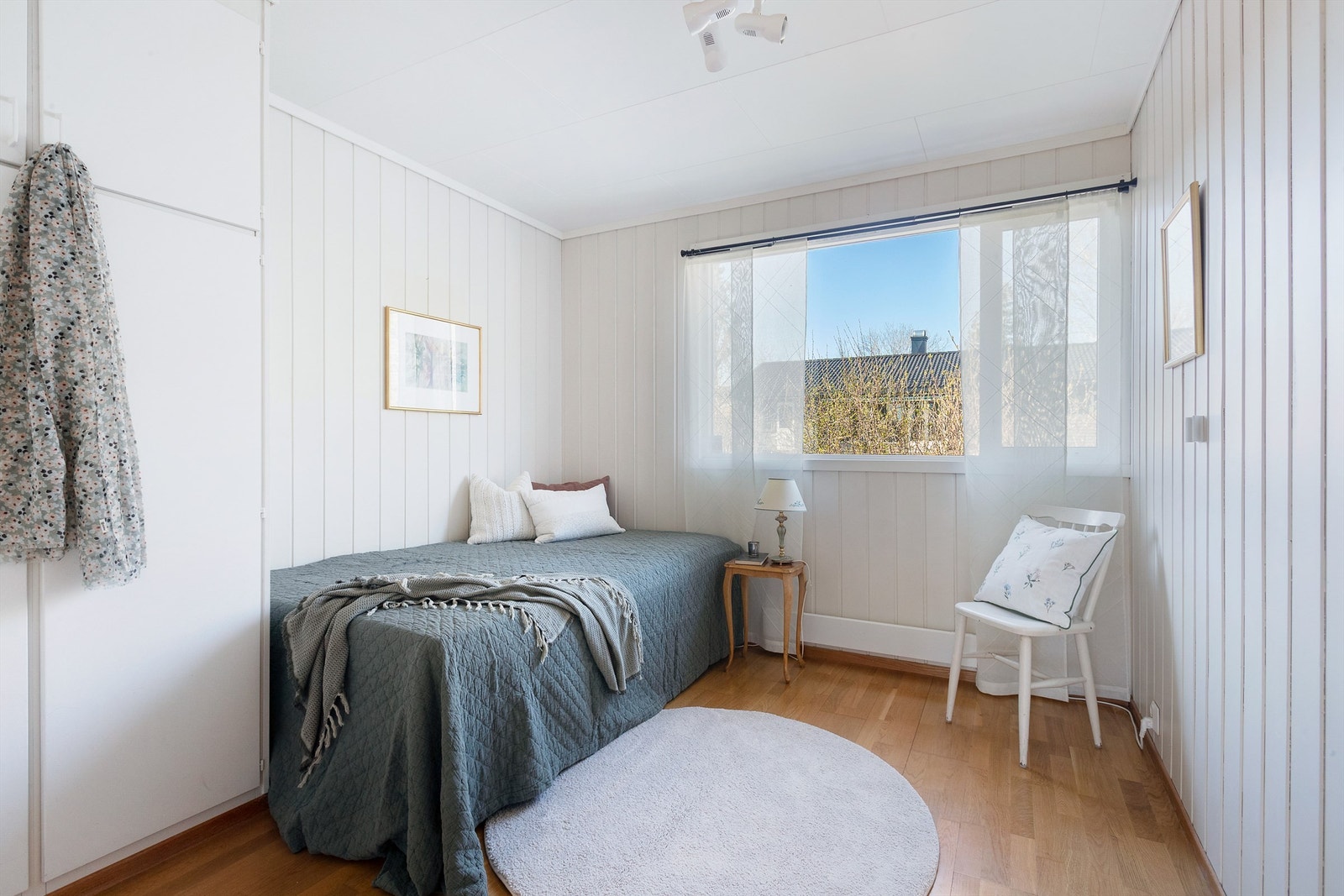 Soverom med panel på veggene og plass til seng og oppbevaring. Galleribilde