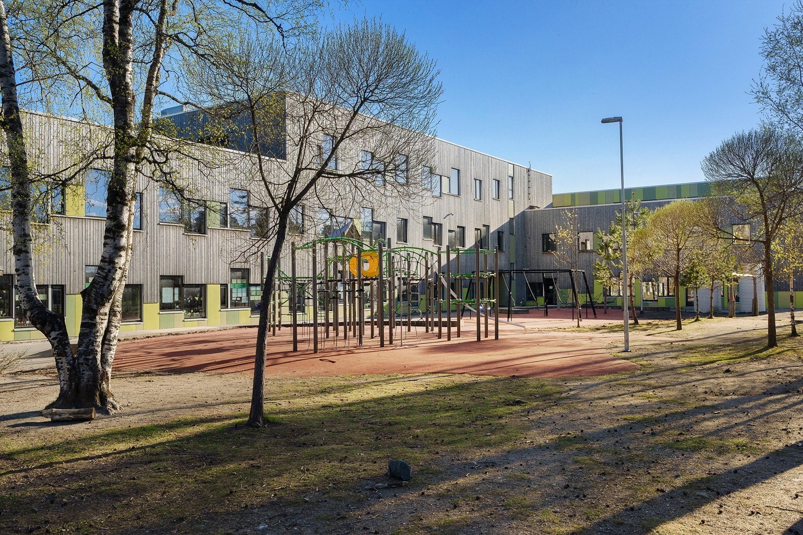Rustad barneskole ligger kun 700 meter unna og har blitt betydelig oppgradert i nyere tid. Galleribilde