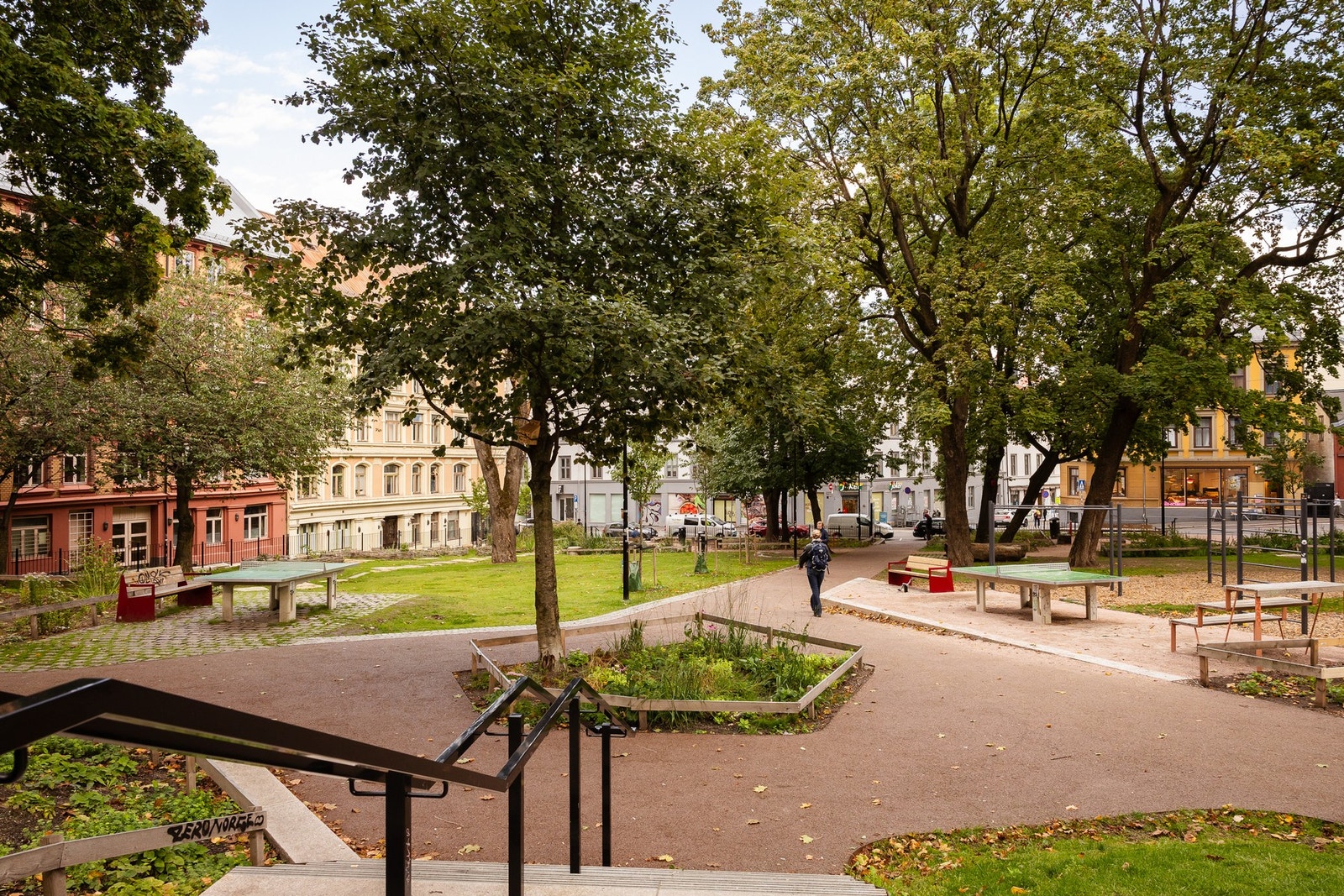 Like utenfor venter Kristparken (oppusset i 2023/24), med tuftepark og grønne områder for både aktivitet og rekreasjon. Galleribilde