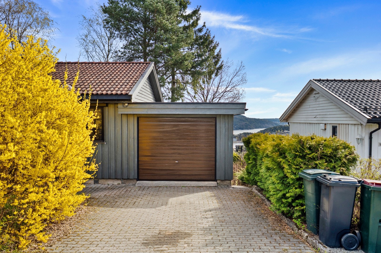 Parkering i gårdsplass, samt i garasje. Galleribilde