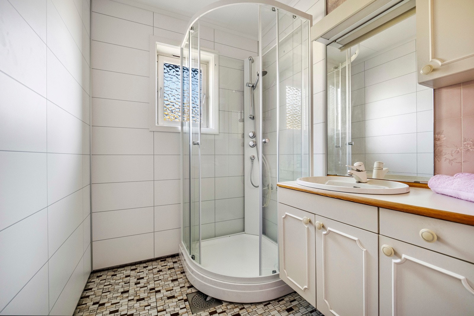 Badet har flislagt gulv med gulvvarme. Galleribilde