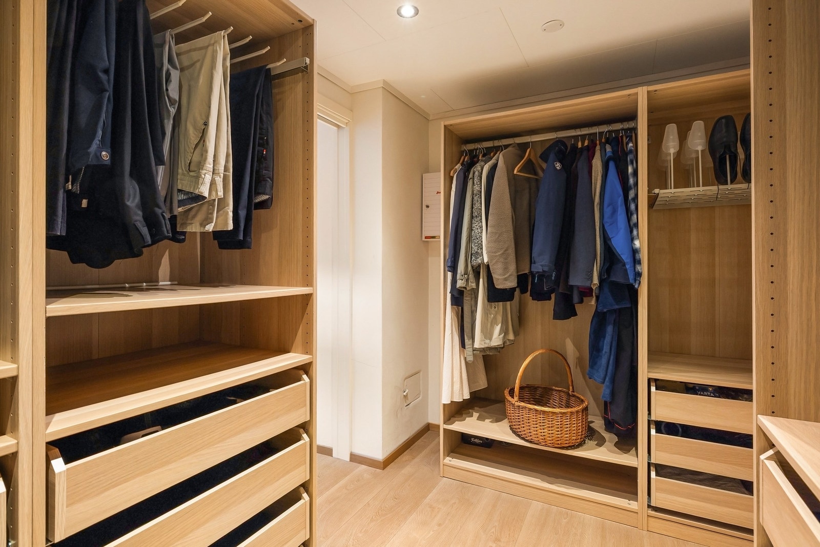I tilknytning til hallen er det en romslig garderobe som gir gode oppbevaringsmuligheter. Galleribilde