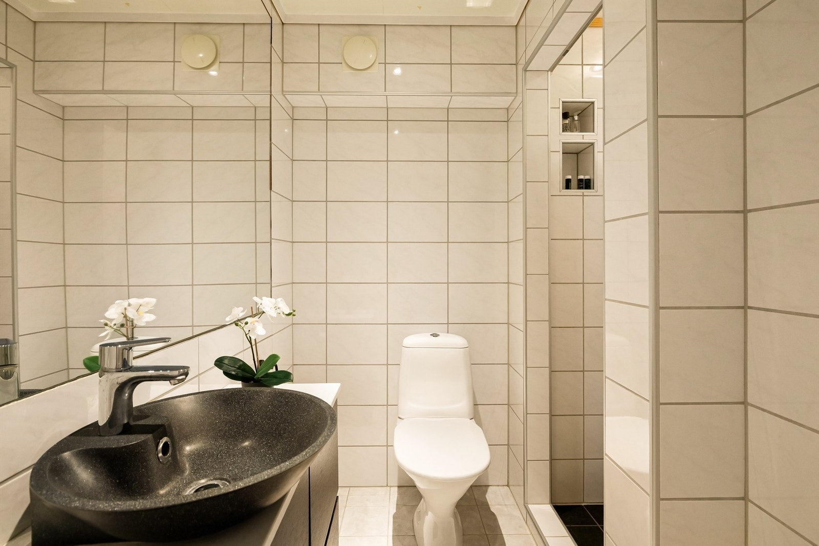 Badet i første etasje er fra 2014 og har flislagt gulv med varme, dusjnisje og nyere innredning. Galleribilde