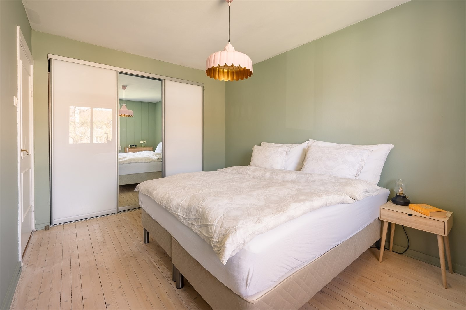 Medfølgende skyvedørsgarderobe Galleribilde