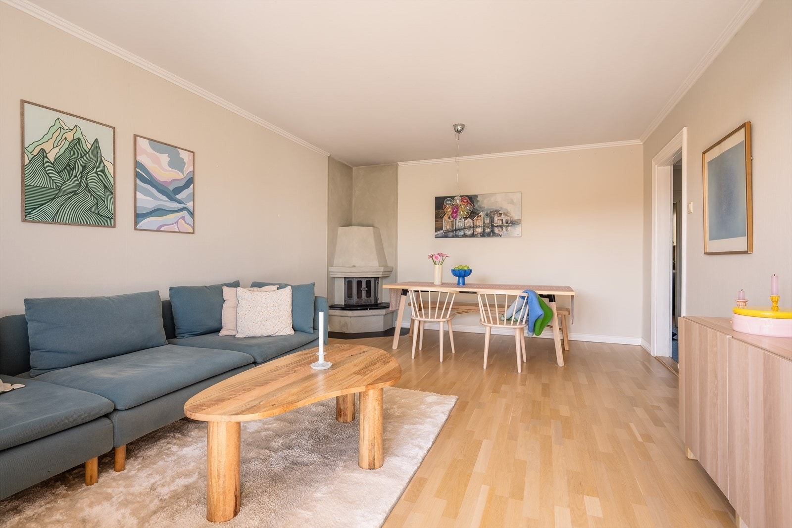 I stuen har du rikelig med plass til en stor sofagruppe. Den store gulvflaten gir mulighet for ulike innredningsløsninger. Galleribilde