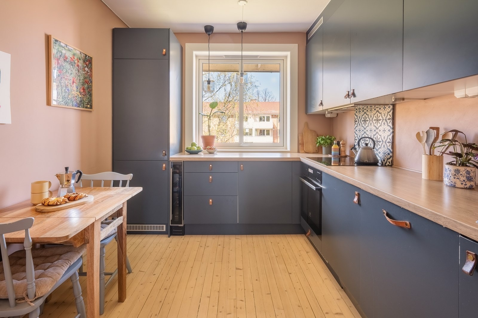 Kjøkkenet har laminert benkeplate og integrerte hvitevarer. Galleribilde