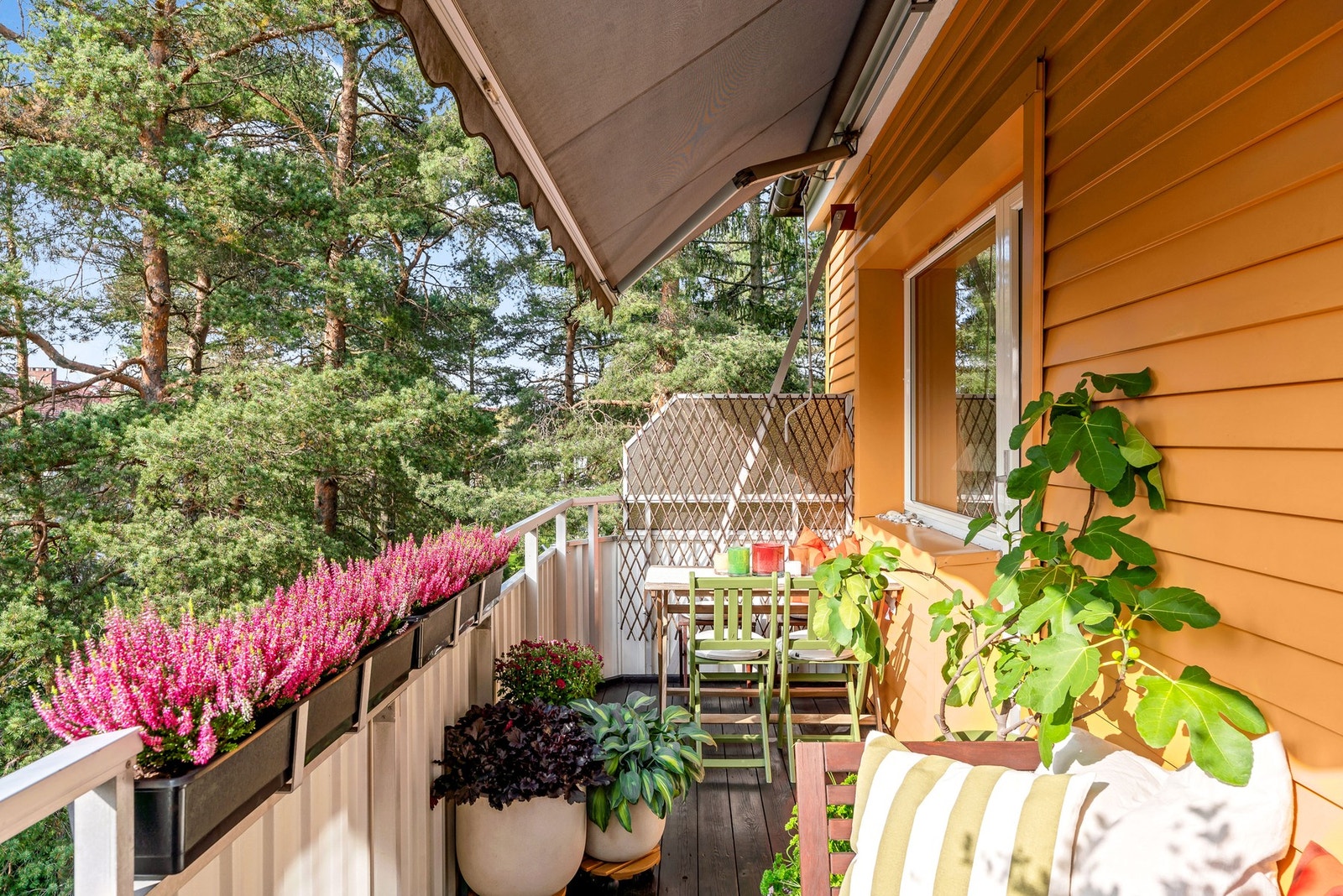 Balkongen har markise for solskjerming og har god plass til å innredes med ønsket møblement. Det er tillatt å grille med elektrisk- og gassgrill på balkongen. Galleribilde