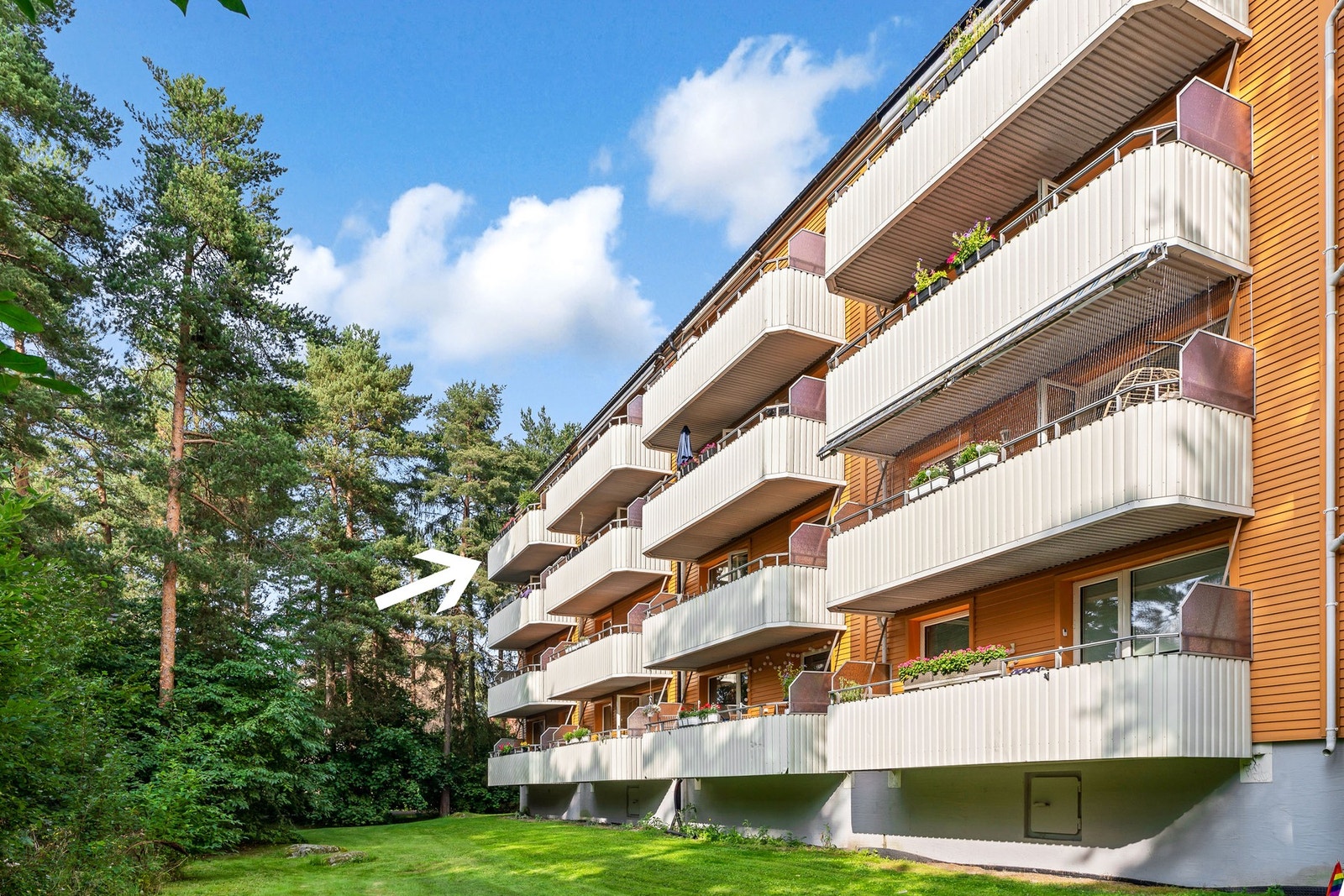 Leiligheten ligger flott plassert på enden i fjerde etasje og vender ut mot borettslagets pent opparbeidede fellesarealer. Galleribilde