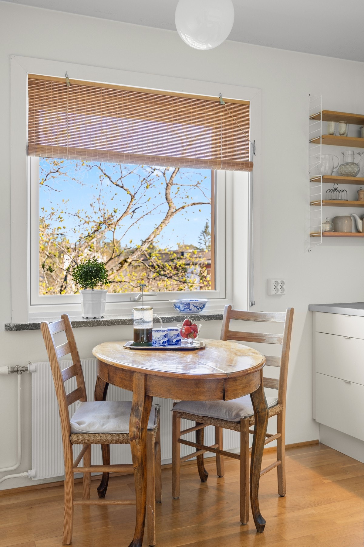 Fin plass til kjøkkenbord ved vinduet. Et perfekt sted å starte dagen. Galleribilde