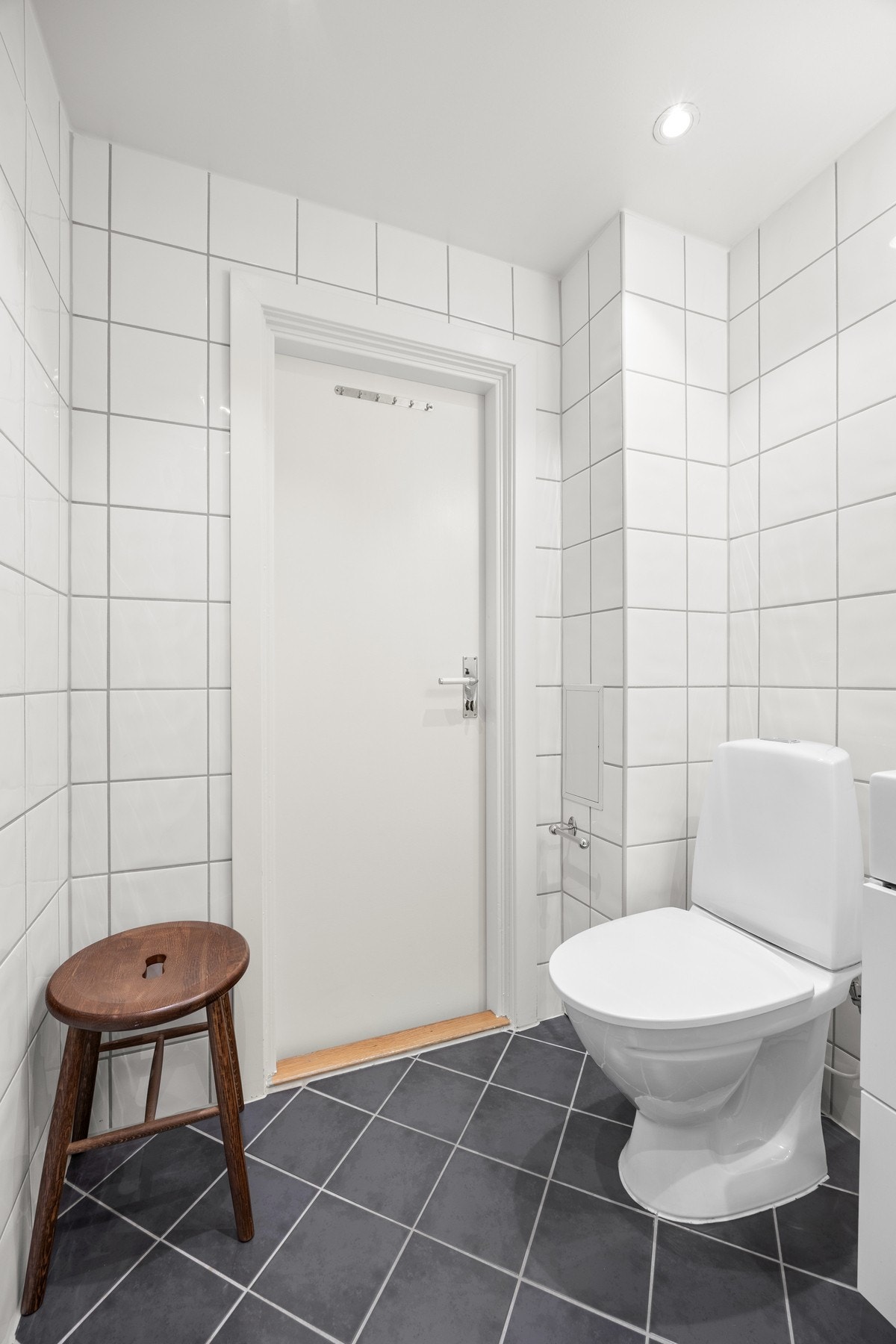 Badet har gulvvarme, toalett, opplegg for vaskemaskin og rommet er ellers av god størrelse. Galleribilde