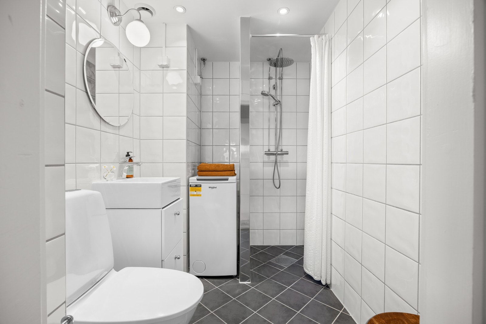 Leiligheten har et delikat bad som ble rehabilitert og utvidet i regi av borettslaget i 2008. Badet er videre oppgradert i 2025 med bla. nye led-armaturer i downlights. Galleribilde