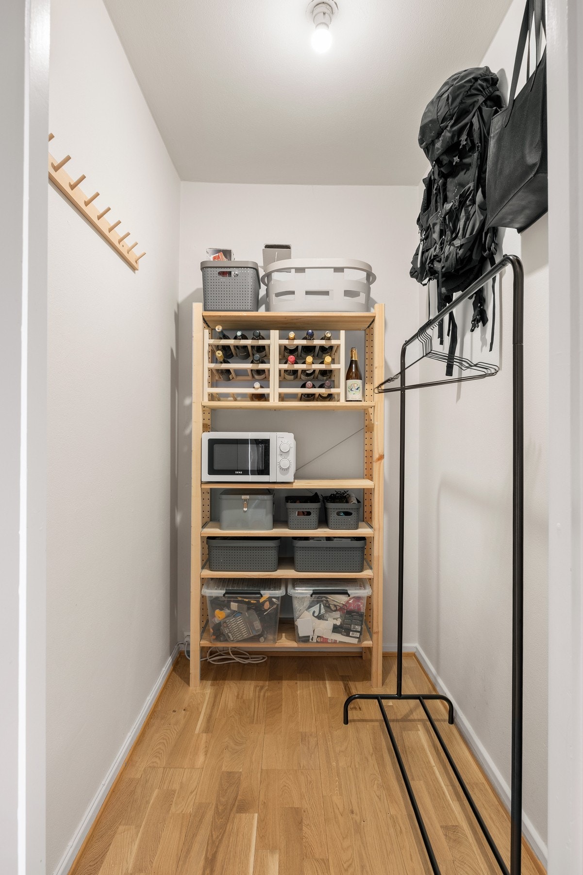 Stor og praktisk bod. Ytterligere lagringsplass i loft- og kjellerbod på til sammen ca. 8 kvm. Loftsboden har skråtak og et målbart areal på 1,5 m². Gulvarealet er ca. 11.5 m². Galleribilde