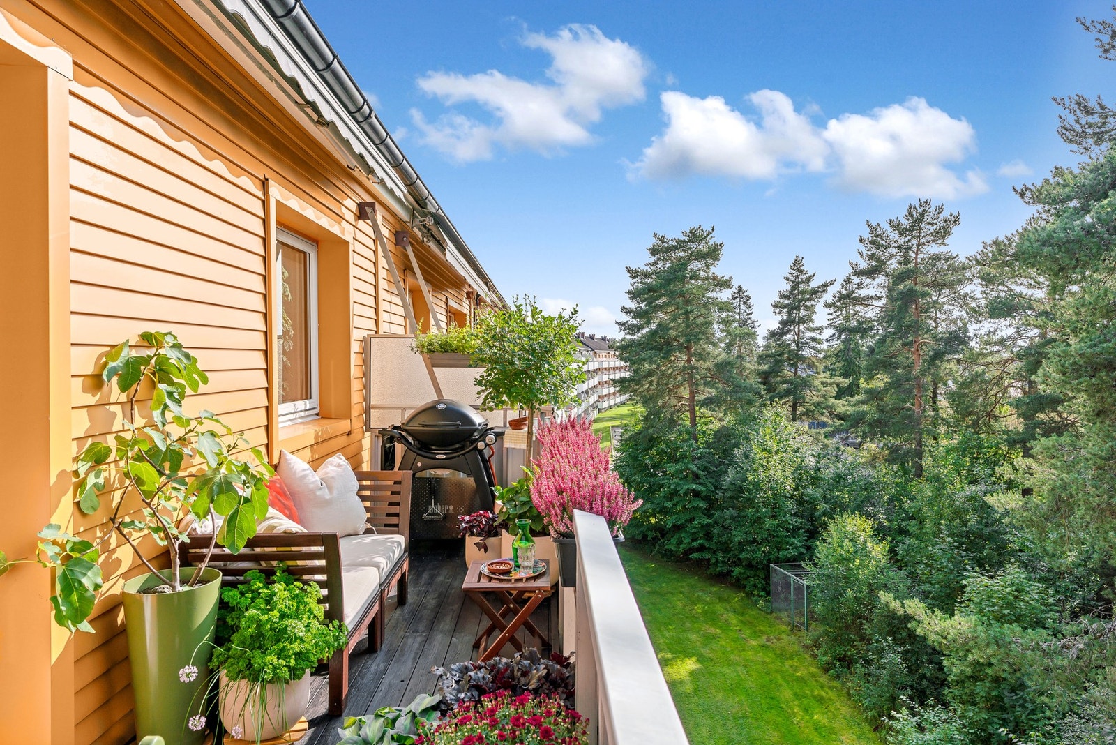 Balkongen er sommerstid en naturlig forlengelse av stuen, og den gode størrelse gir mulighet for å møblere i to soner. Galleribilde
