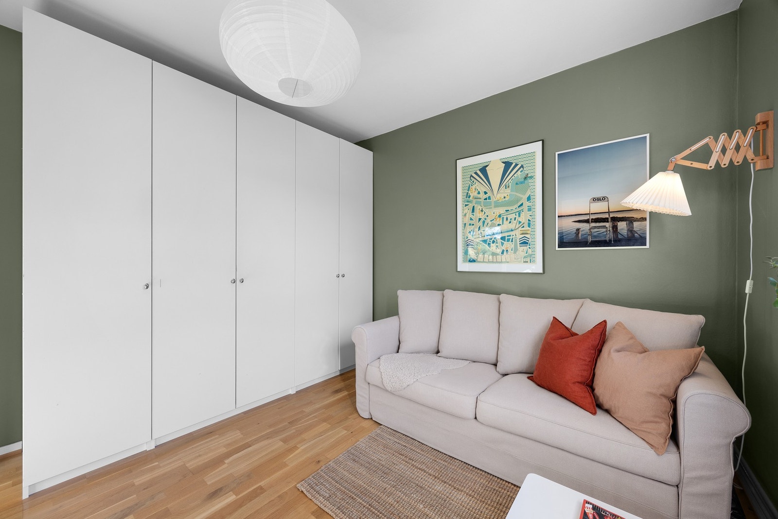 Også her er det stor garderobe for lagring. Galleribilde