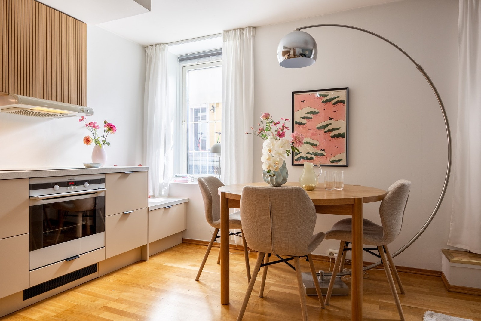 Stuen kan enkelt innredes med både sofagruppe og spisesplass. Galleribilde