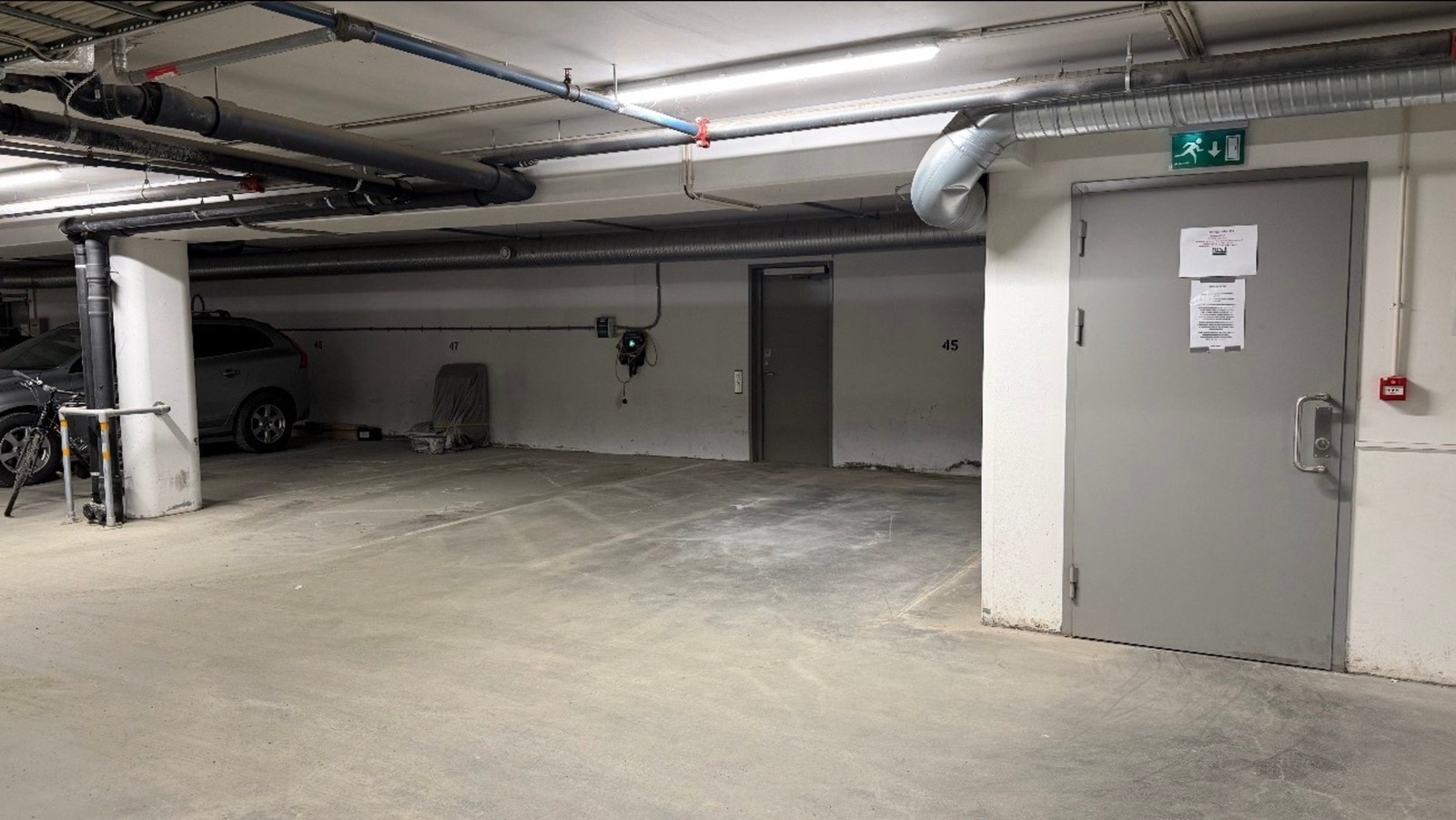 P-plassen befinner seg rett til høyre idet man kommer ned i p-kjelleren. Enkel adkomst herfra og til heissjakt, som tar deg helt opp til 3.etasje - hvor leiligheten ligger. Galleribilde