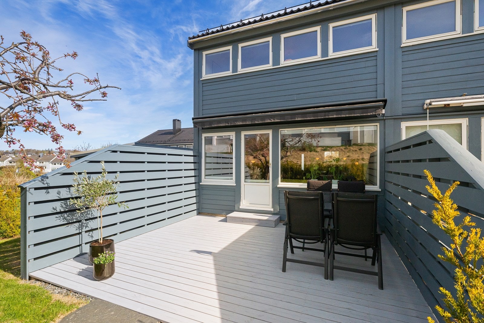 Terrassen er en fin forlengelse av stuen og har god plass til en sittegruppe. Galleribilde