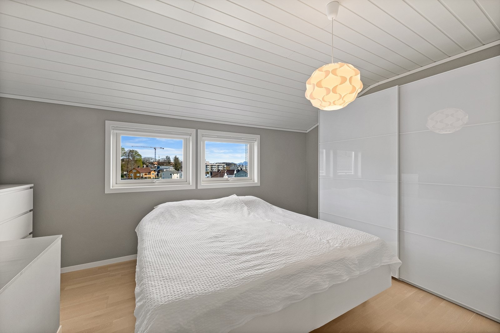 Det andre soverommet er også av god størrelse, med skyvedørsgarderobe for effektiv oppbevaring. Galleribilde