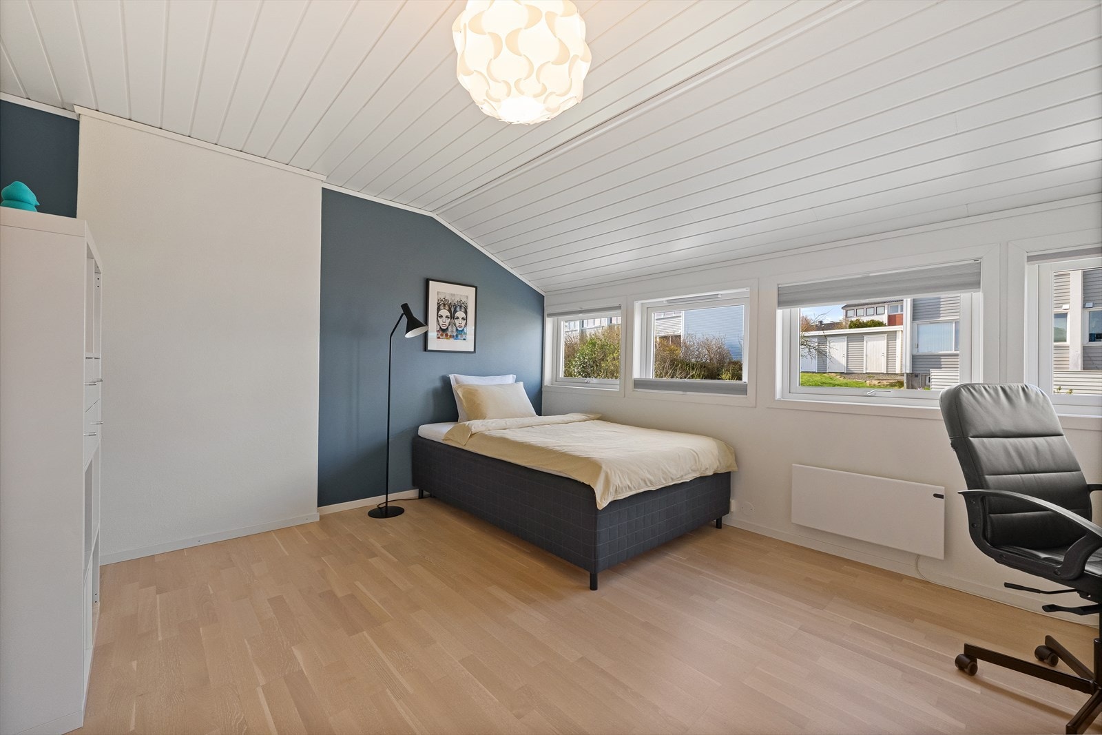 Rommet har også plass til en kontorløsning ved vindusrekken. Galleribilde