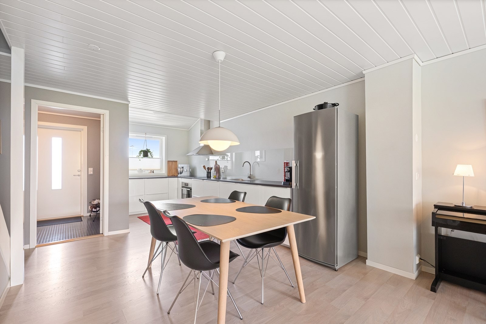 Her er det god plass til et spisebord for hyggelige måltider med familie og venner. Galleribilde
