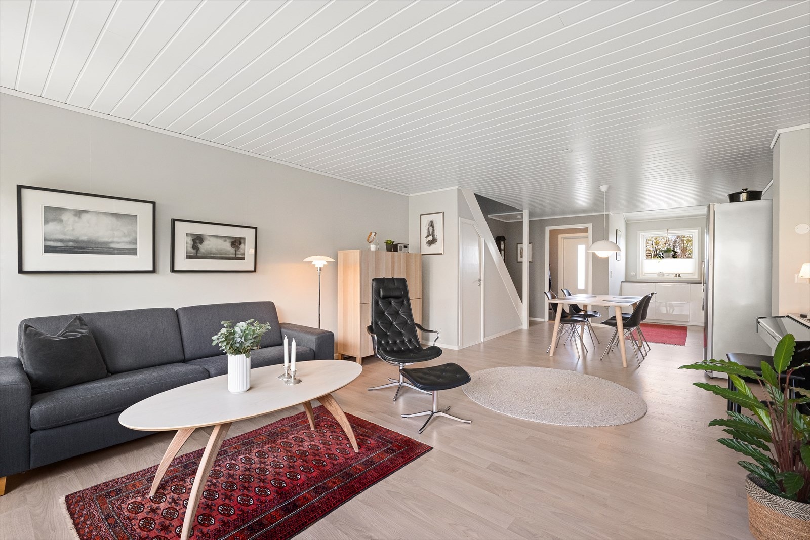 Romslig stue med god plass til både sofagruppe og spisebord. Galleribilde