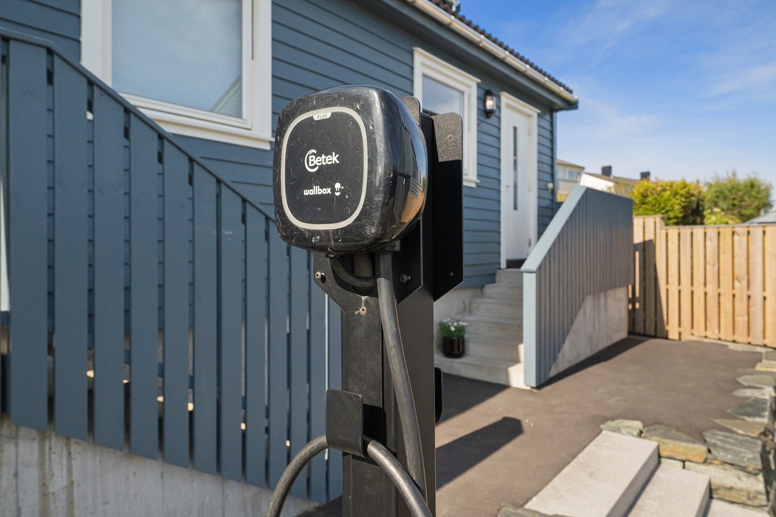 Boligen disponerer egen parkeringsplass. Elbil laderen som vises på stolpen er naboen i 17C sin. Det ligger klargjort trekkerør fra kjeller til samme ladestolpe. Galleribilde