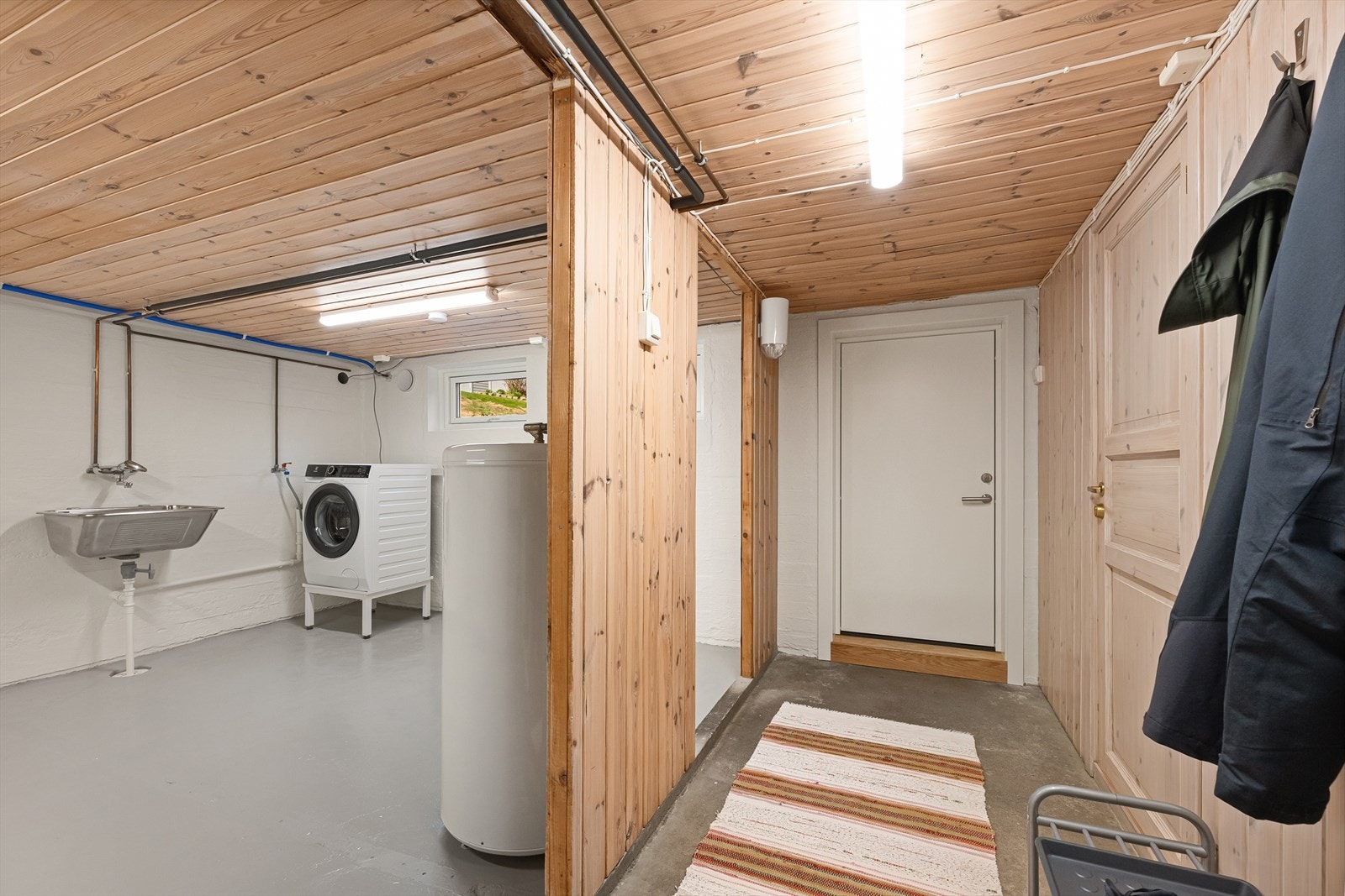 I kjelleren er det et stort og praktisk vaskerom med opplegg for vaskemaskin. Galleribilde