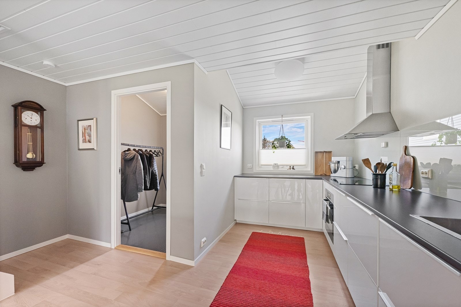 Kjøkkenet er praktisk plassert i tilknytning til entréen og spisestuen. Galleribilde