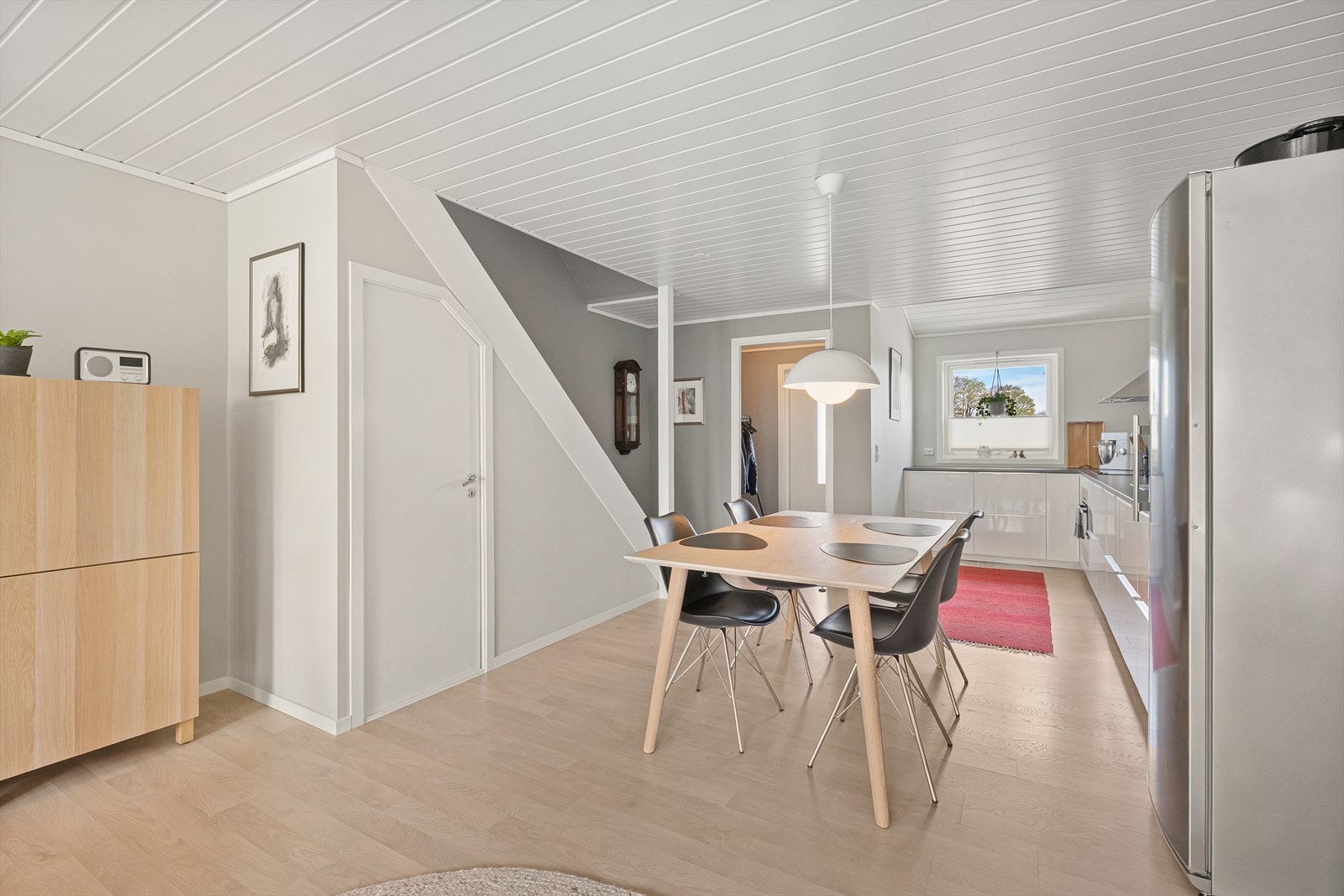 Spiseplassen fungerer som et naturlig bindeledd mellom kjøkkenet og stuen. Galleribilde