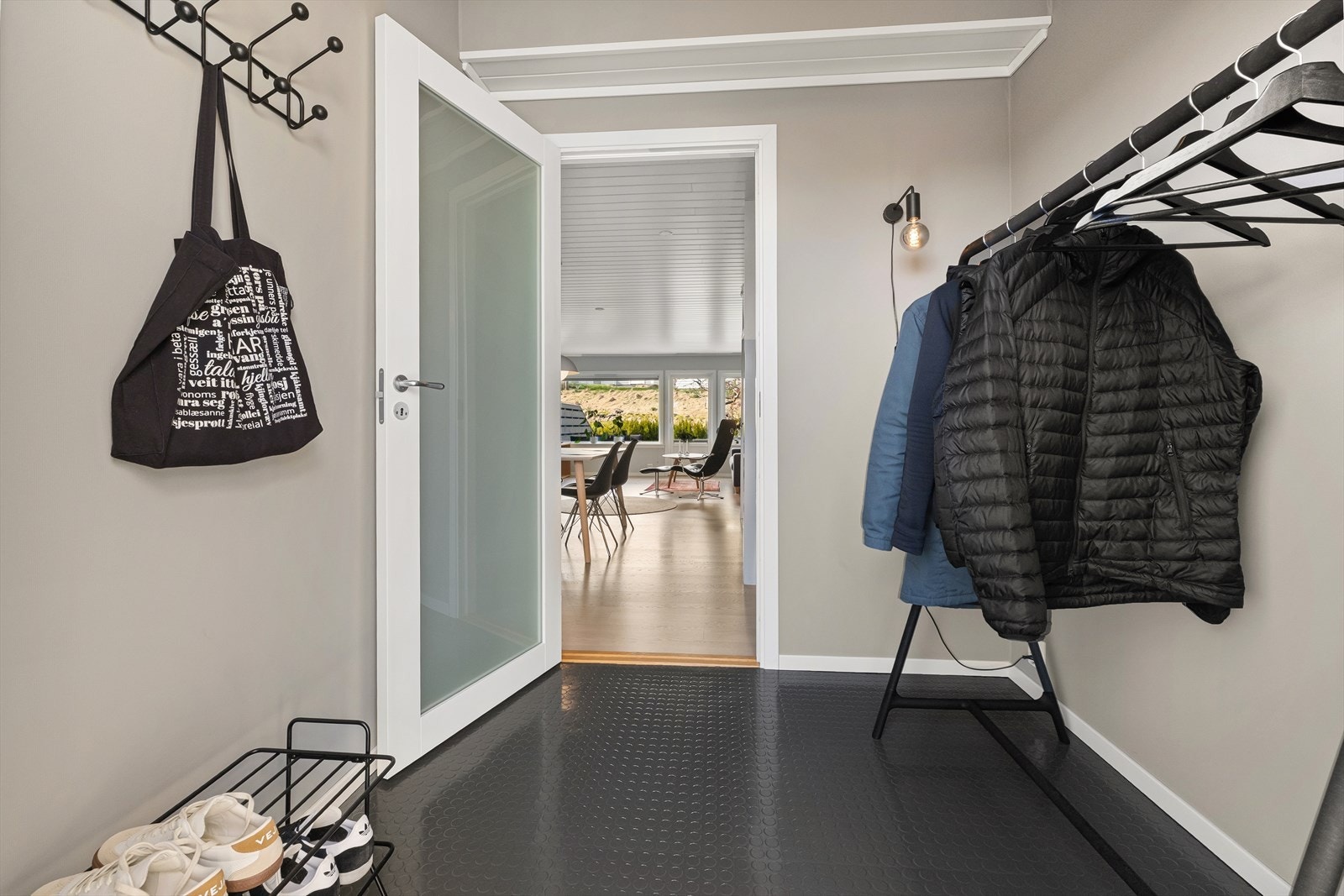 Entréen har slitesterkt gulv og god plass til å henge fra seg yttertøy. Galleribilde