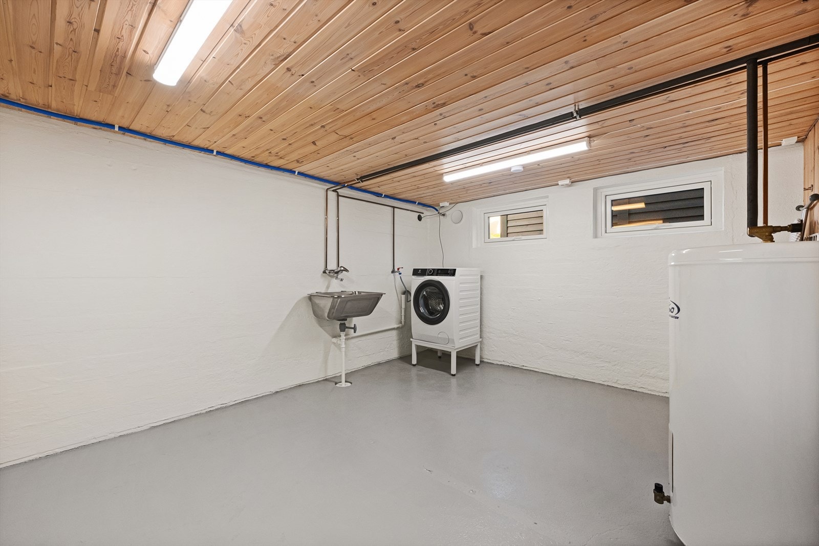 Andelseier har eksklusiv bruksrett til denne delen av fellesarealet i kjelleren, som er innredet som et funksjonelt vaskerom. Galleribilde