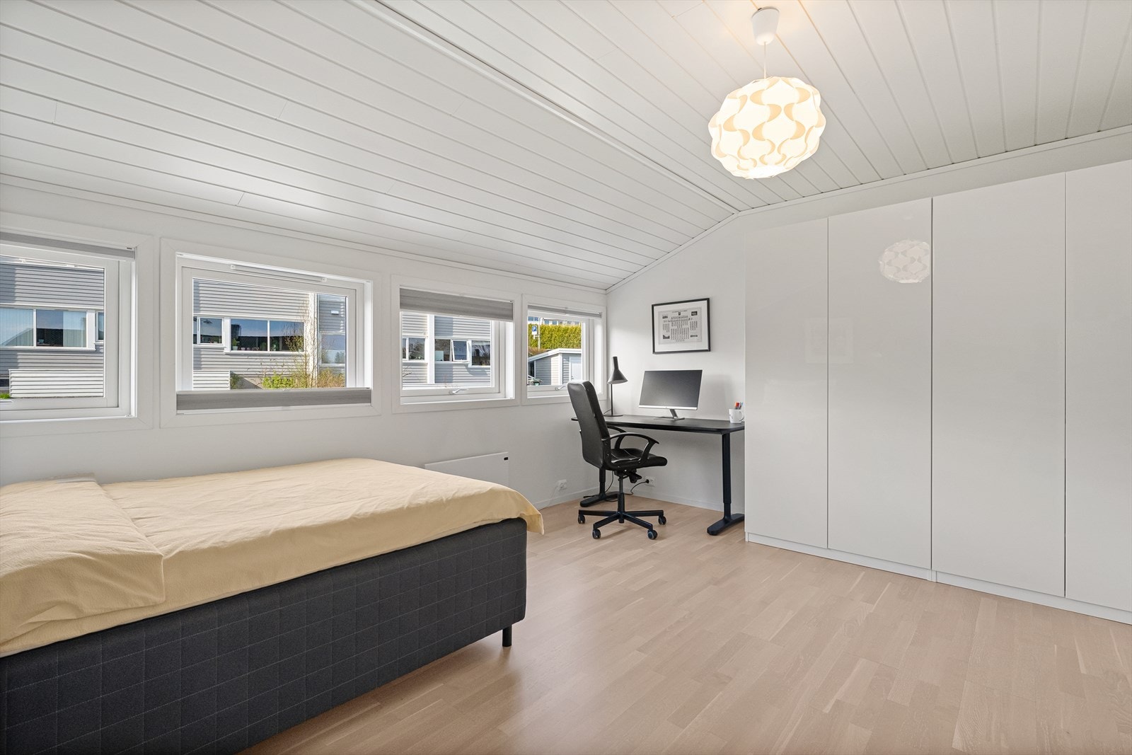 Hovedsoverommet har god plass til dobbeltseng og en stor garderobeløsning. Galleribilde