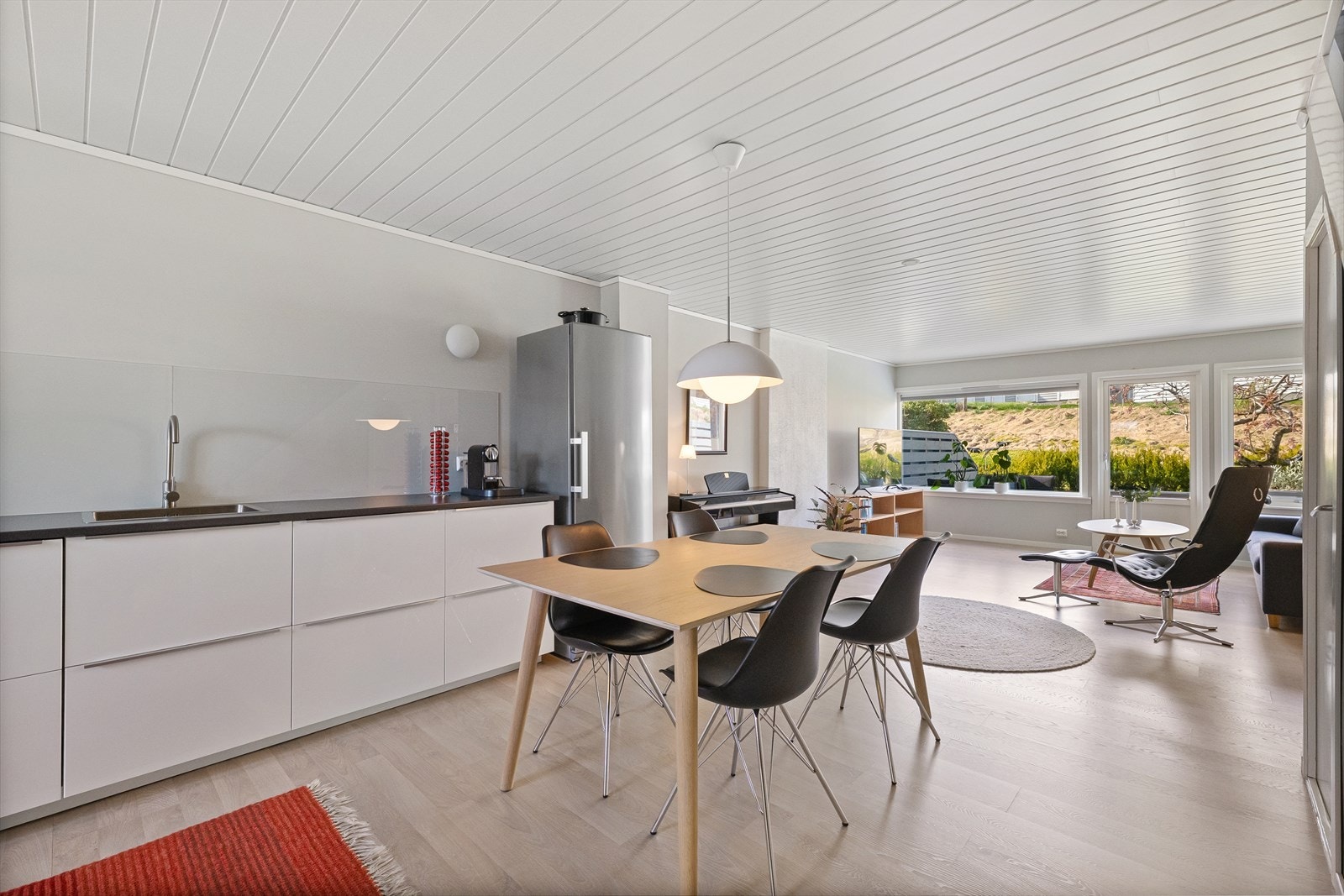 En oversikt over den funksjonelle og åpne planløsningen i første etasje. Galleribilde