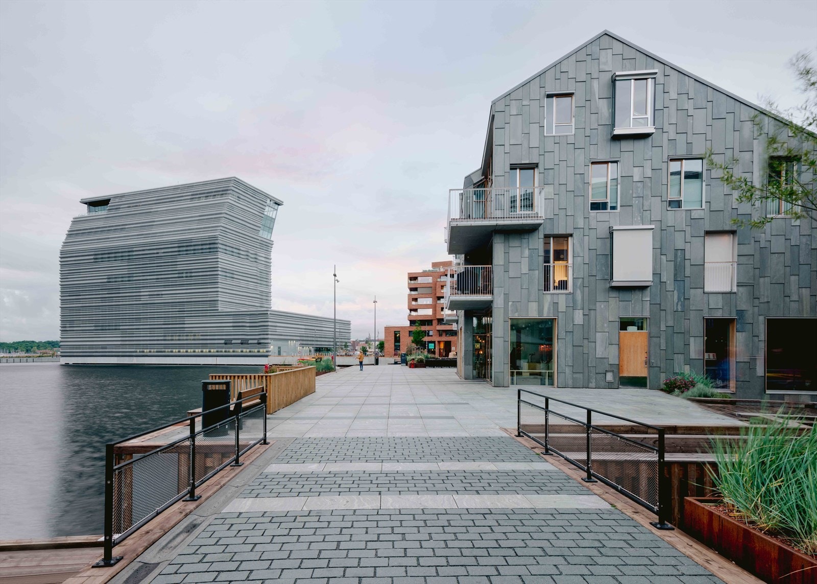 Bjørvika kjennetegnes av høy arealutnyttelse og en variert bygningsstruktur med moderne boliger, næringslokaler, kulturinstitusjoner og attraktive byrom. Galleribilde