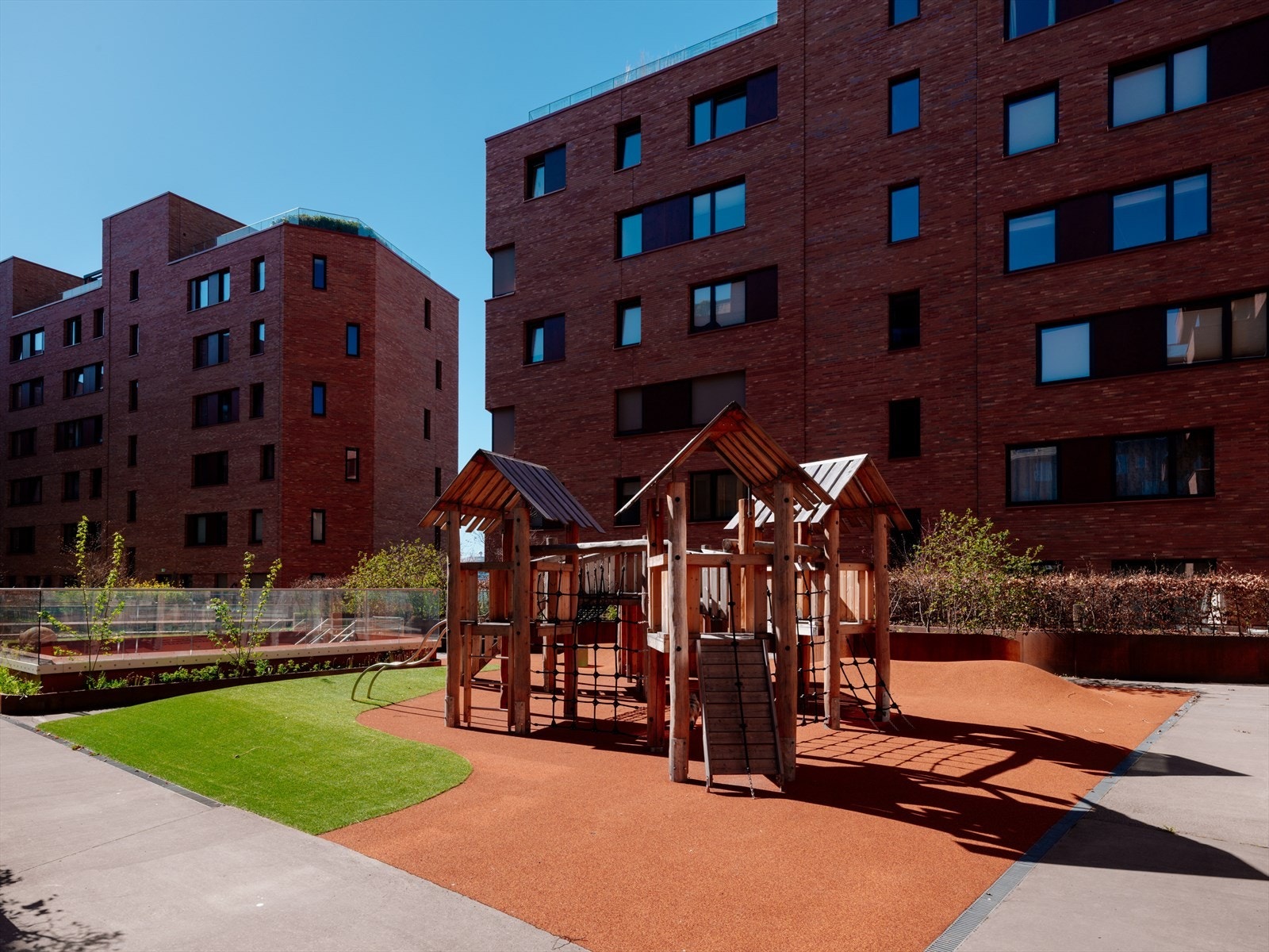 I bakgården er det opparbeidet et trivelig uteområde for sameiet, med lekearealer og pent opparbeidet beplantning. Galleribilde