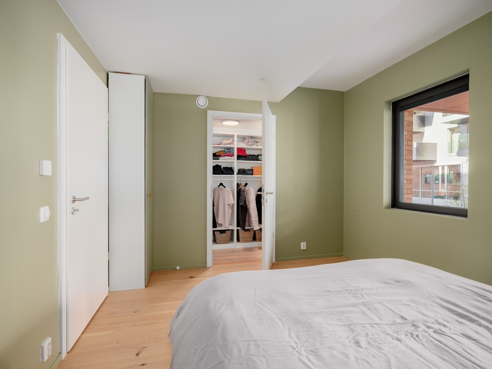 I tilknytning til soverommet er det et praktisk walk-in closet/bod som gir ekstra lagringsplass. Galleribilde