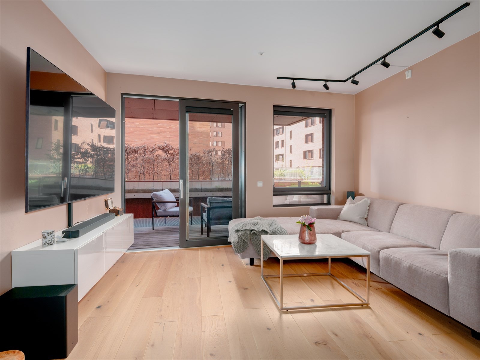 En en moderne og stilren 2-roms selveier fra 2019 med høy standard og privat terrasse mot rolig gårdsrom. Galleribilde