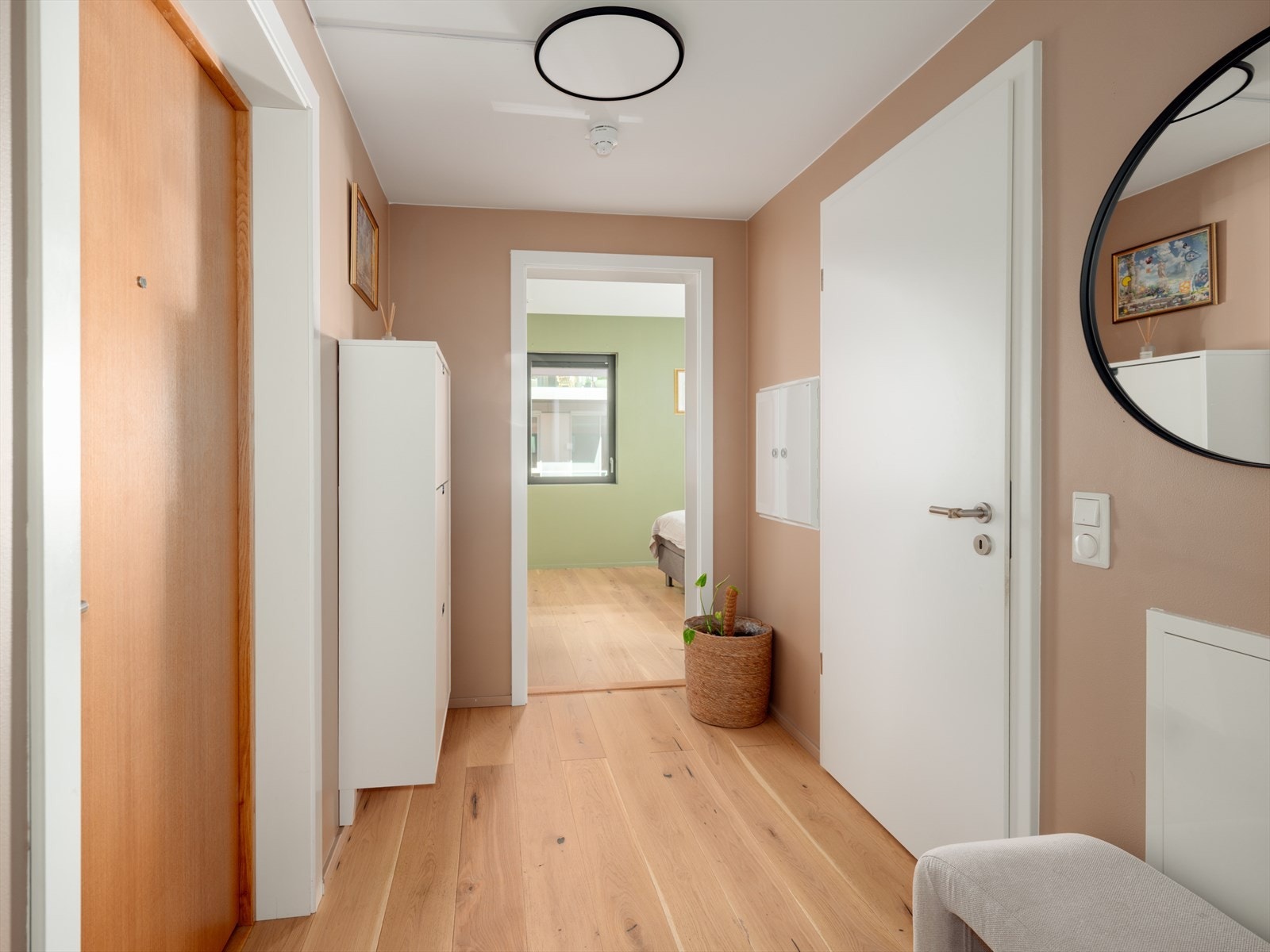 Innbydende og funksjonell entré med gode oppbevaringsmuligheter. Denne fungerer som et naturlig bindeledd i leiligheten og gir en tydelig inndeling mellom stue, soverom og bad. Galleribilde
