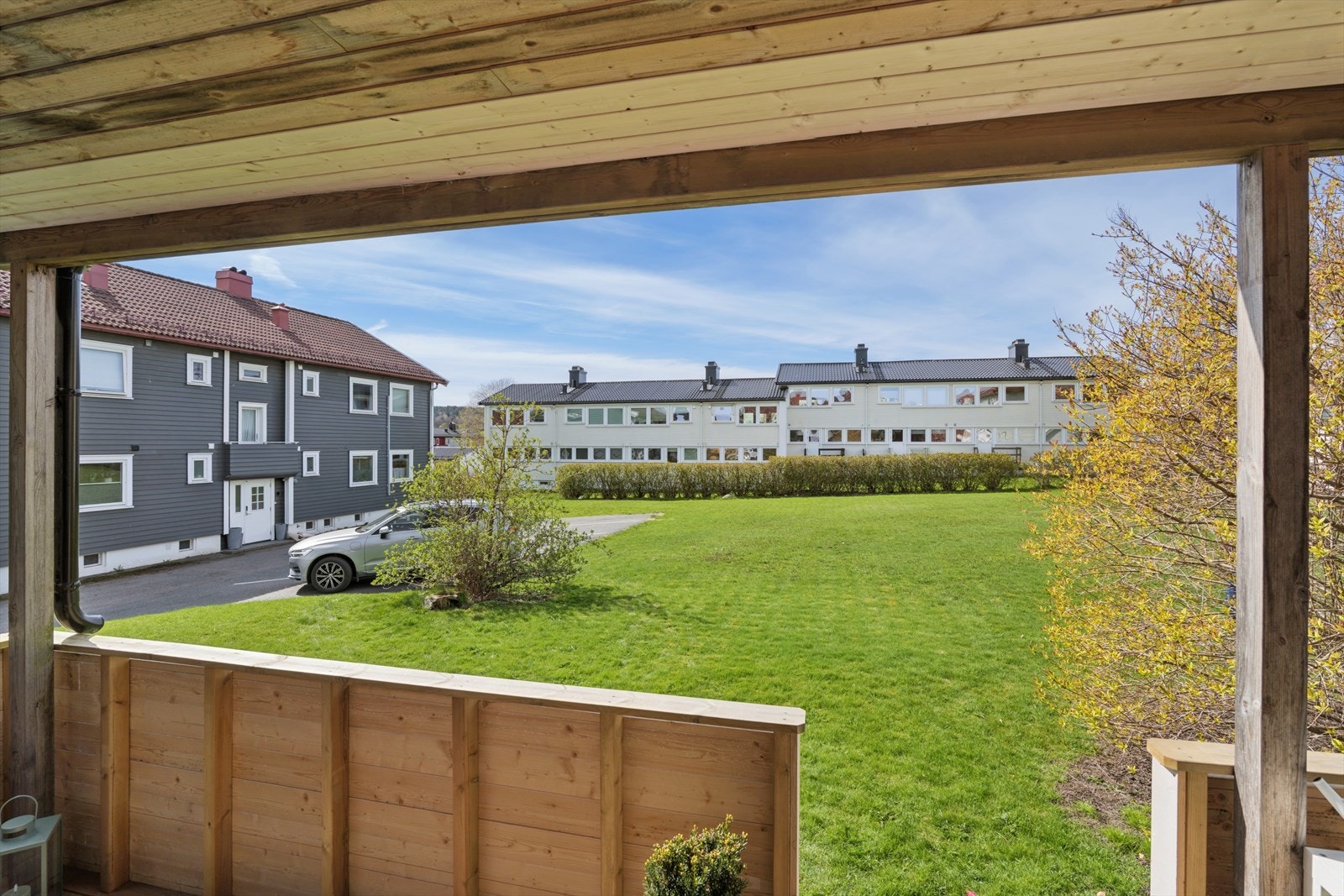 Verandaen er vestvendt - og man har derfor kveldssolen her, mens man titter ut på borettslagets hyggelige fellesområder Galleribilde