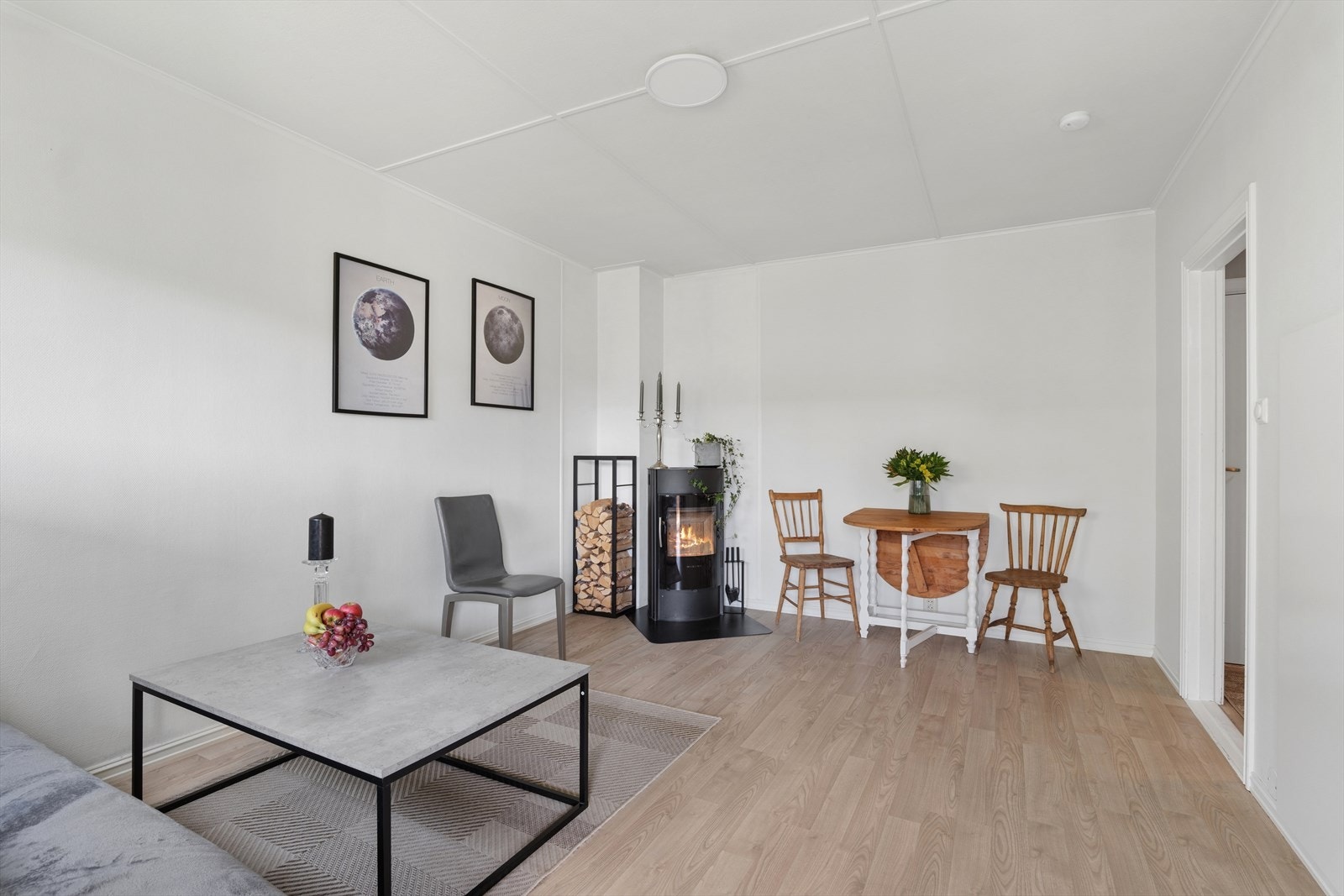 Stuen har god størrelse og møbleres enkelt med både sofa og spisemøblement Galleribilde